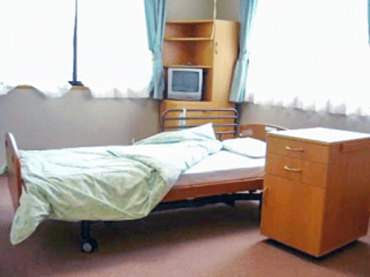 ベッドと家具の居室