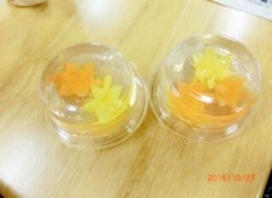 透明なカップに入ったゼリー