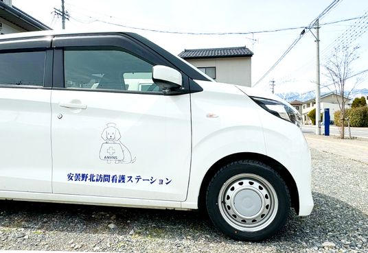 白い車両とロゴマーク