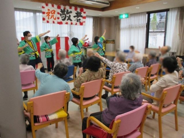 明るい交流の場 多目的室 楽しい催し物が行われる明るい室内です。皆で参加できる楽しい時間を過ごせます。