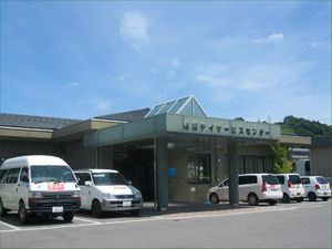 送迎車が並ぶ正面玄関  