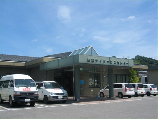 送迎車が並ぶ正面玄関  