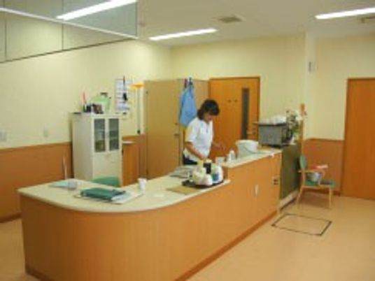 穏やかな作業風景の室内