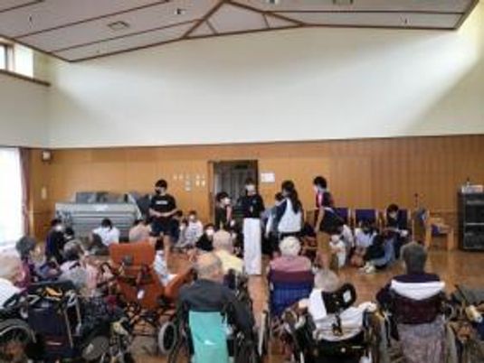 集まる人々の多目的室