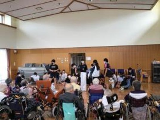 集まる人々の多目的室