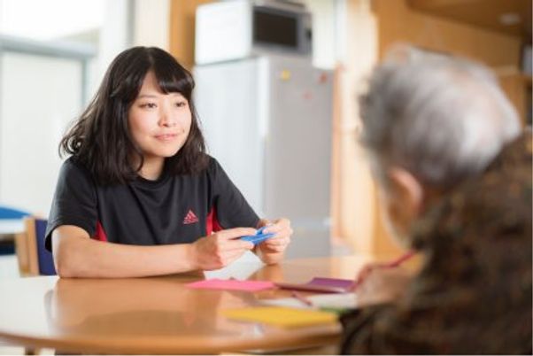利用者とスタッフの会話風景