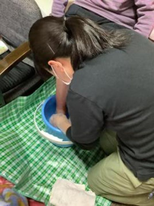 足湯ケアの様子