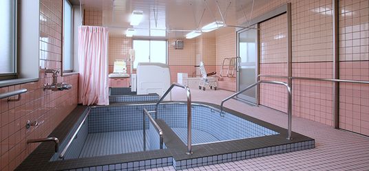 明るく衛生的な浴室