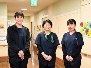 スタッフ3人の廊下  