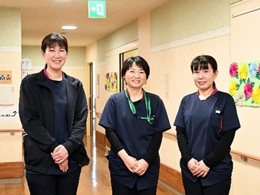 スタッフ3人の廊下  
