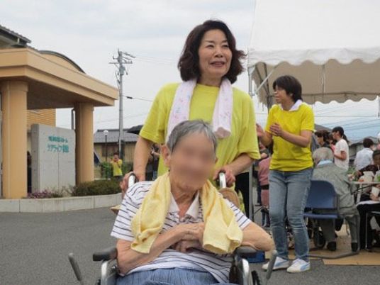 笑顔のスタッフと利用者