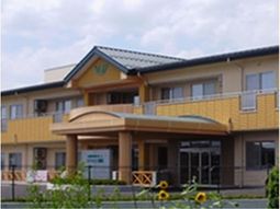 黄色い外壁の建物エントランス