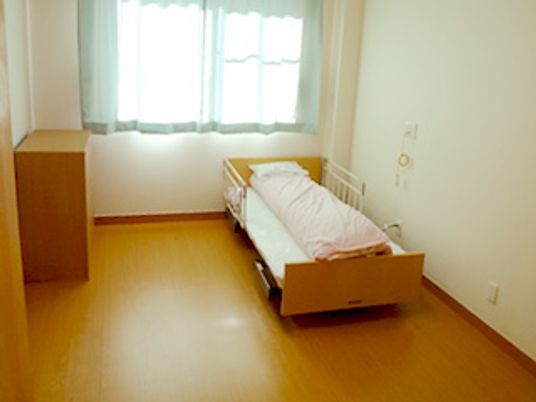 明るい個室の居室