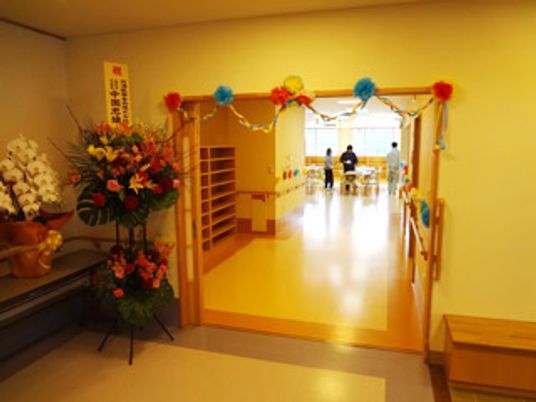 カラフルな飾りのある廊下