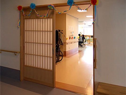 明るい出入口の室内