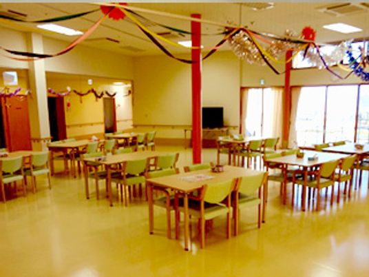 自然光あふれるダイニング