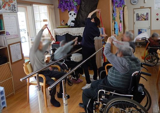 ストレッチをする様子の機能訓練室