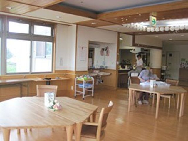 自然光と広々空間のラウンジ ラウンジ 自然光が優しく差し込む広々とした空間です。利用者がリラックスして過ごせるよう工夫されています。