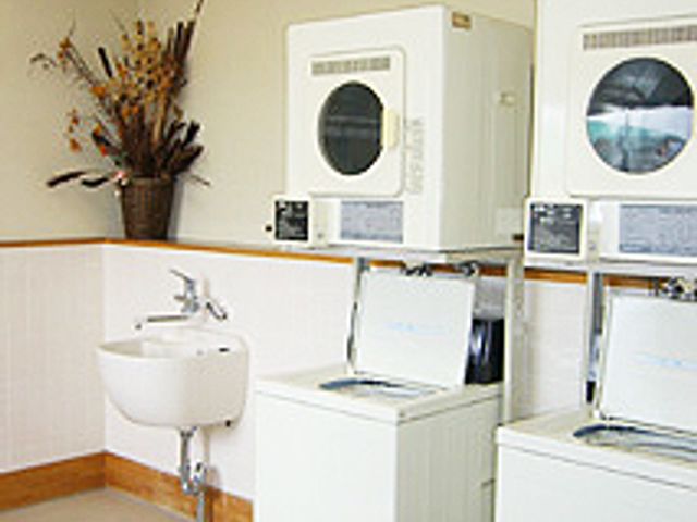 洗濯機がある部屋 コインランドリー 明るいコインランドリーの部屋です。便利な設備が整っており、業務の合間に活用できます。