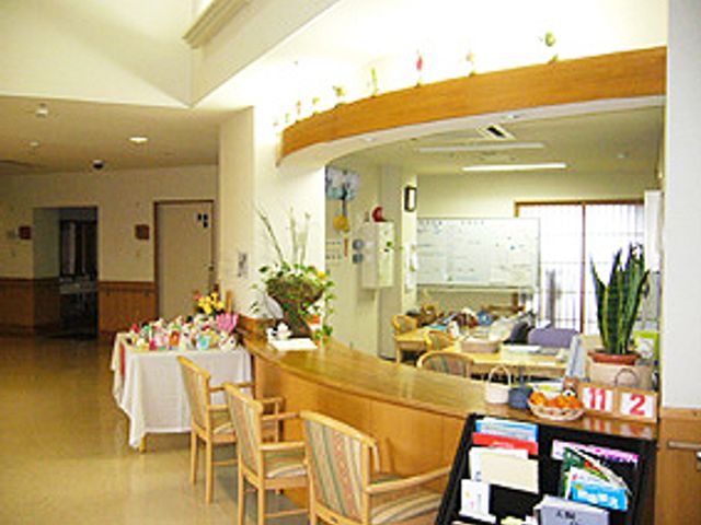 明るい受付のロビー ロビー 広々としたロビーでは、入居者やスタッフが心地よく会話を楽しむことができます。
