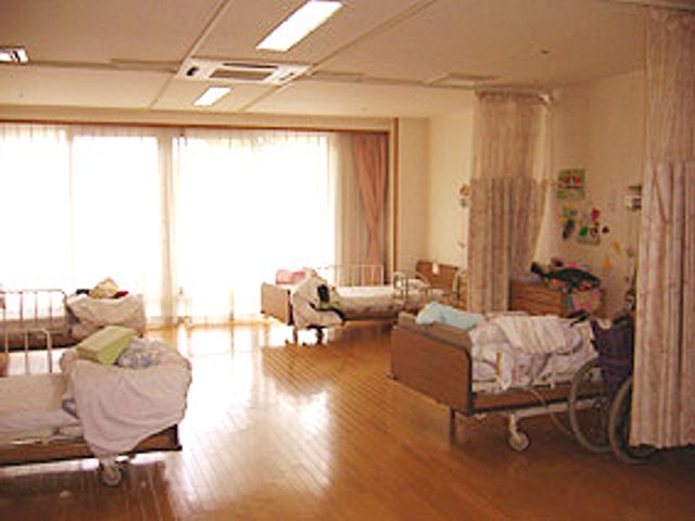 大きな窓の居室 居室 自然光がたっぷり入る広々とした居室です。リラックスした時間を過ごせる環境が整っています。