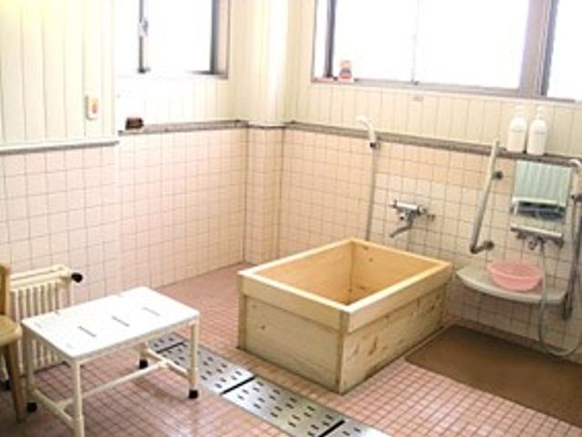 くつろげる浴室 浴室 広々とした浴室は、自然光が入り、明るく清潔感があります。ゆったりとリラックスするのに最適です。