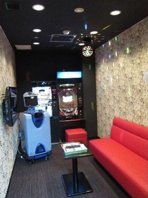 赤いソファのレクリエーション室
