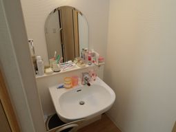 洗面台とミラーのある空間