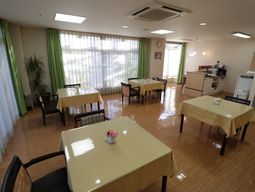 明るい食堂の様子