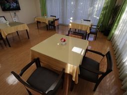 明るい採光のダイニングスペース