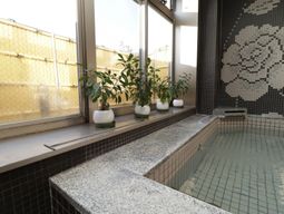 明るい日差しの浴室