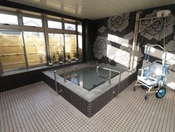 明るい光入る浴室