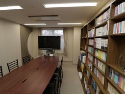 会議室内の本棚とテーブル