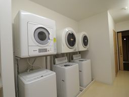 洗濯機と乾燥機が並ぶ空間
