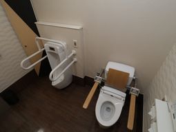 手すり付きのトイレ
