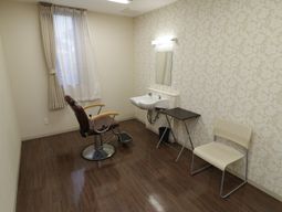 明るい洗面台付き空間