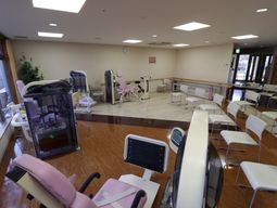リハビリ用具が並ぶ室内