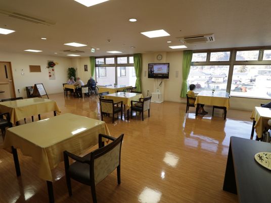 明るい広々食堂の様子