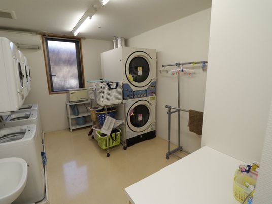 洗濯機が並ぶ清潔な空間