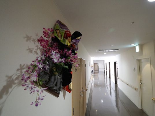 廊下に飾られた花
