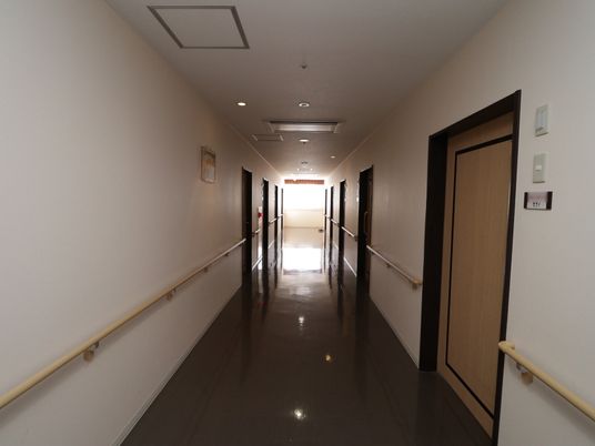 明るく清潔な廊下