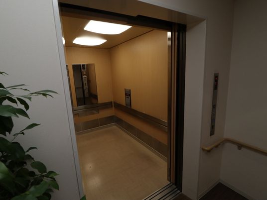明るく清潔なエレベーター