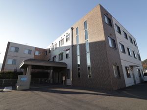明るく広々とした建物エントランス
