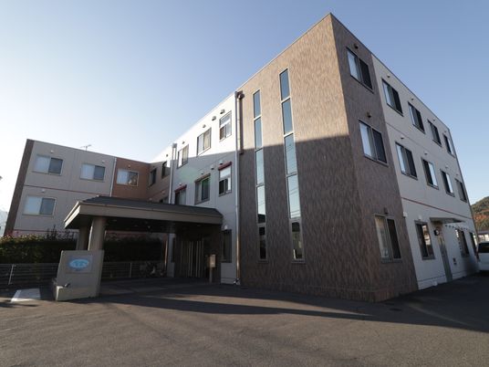 明るく広々とした建物エントランス