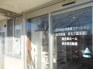 明るい玄関前  