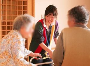 スタッフと高齢者の交流