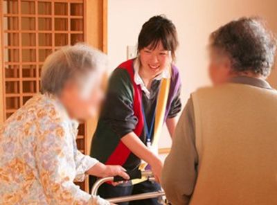 スタッフと高齢者の交流