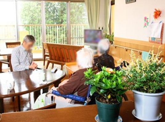 温かな交流のラウンジ