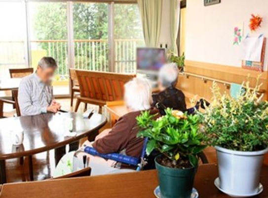 温かな交流のラウンジ