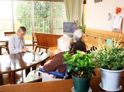 温かな交流のラウンジ